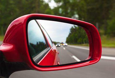 Automobile mirror adjustment to eliminate blind spots