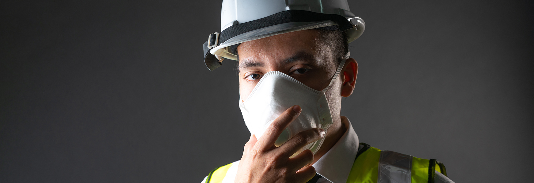 Male construction worker wearing a face mask