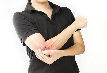 Person with tennis elbow pain