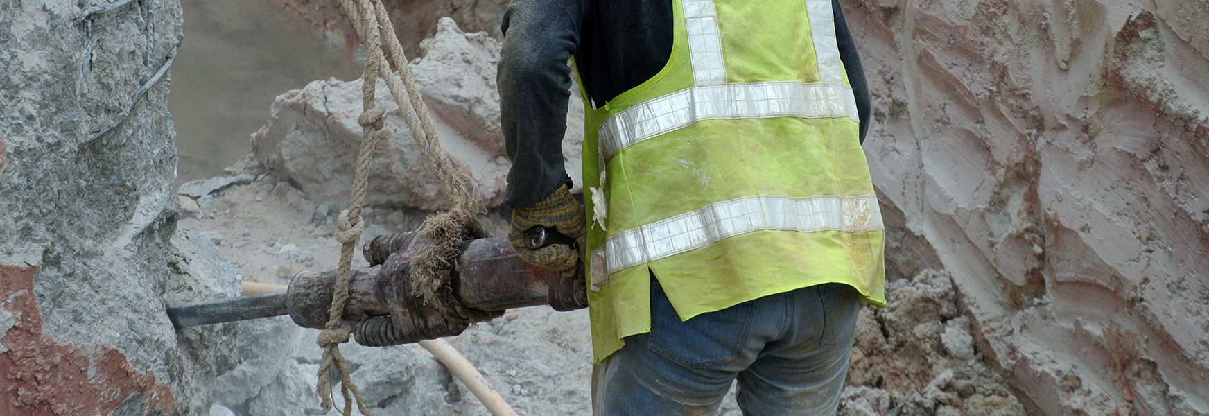 Man working with silica